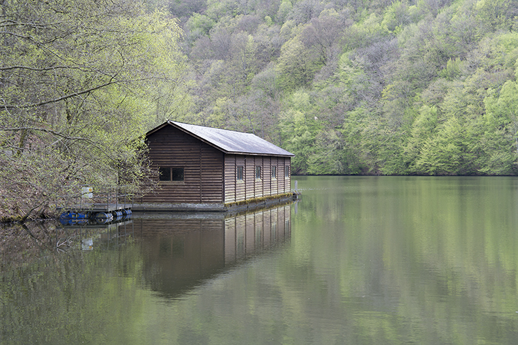 Tour Loire 05 - 201520150429_04294614_1.jpg - Erster Stop - an einem kleinen Stausee in den Belgischen Ardennen